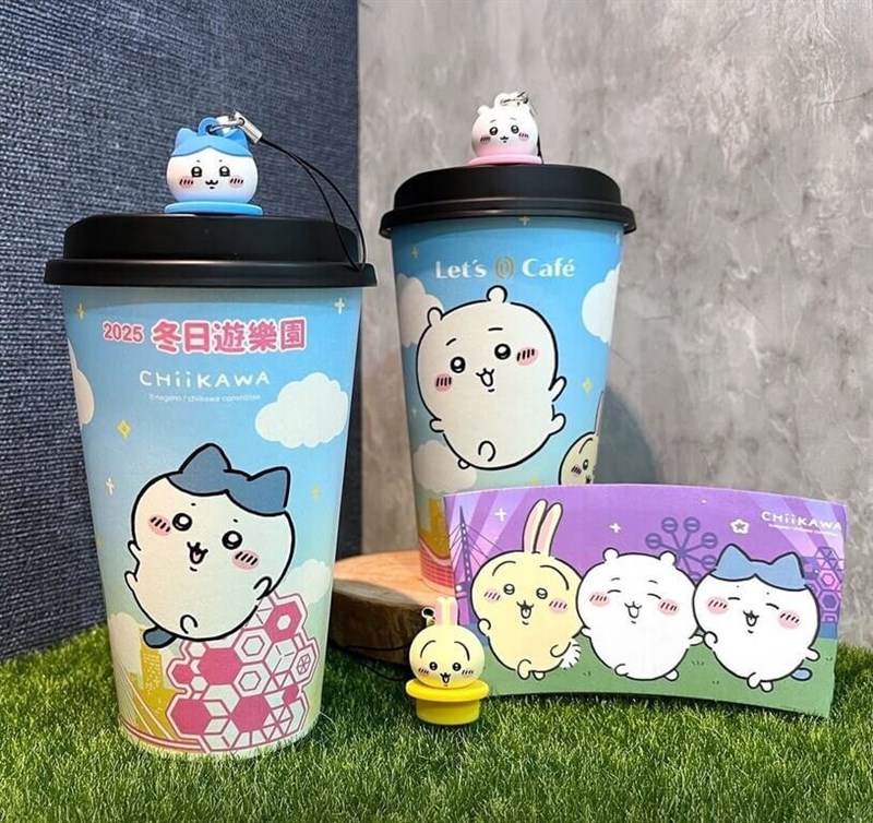 台湾全土のファミリーマートに数量限定で登場したちいかわの紙カップと蓋の飲み口用キャップ(高雄市観光局提供)