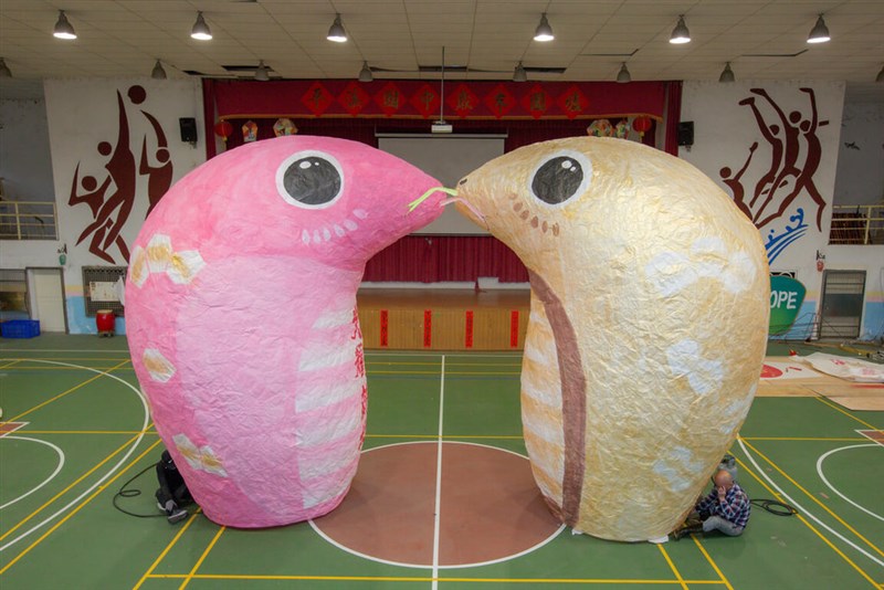 ハートの形に並べた金色とピンク色のメインランタン「蛇年双心」=新北市政府観光旅遊局提供