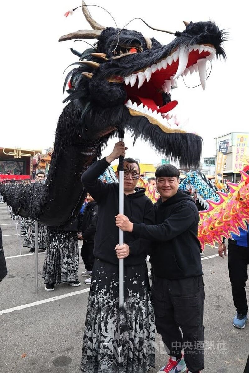 凛々しい姿の黒龍。手前右は劉士毅さん＝2025年2月6日、中央社記者管瑞平撮影