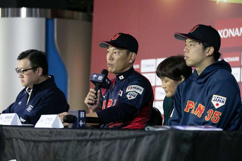 昨年11月のプレミア12で、侍ジャパン・井端弘和監督（前列中央）の後ろで通訳を行う李さん＝中華民国野球協会提供