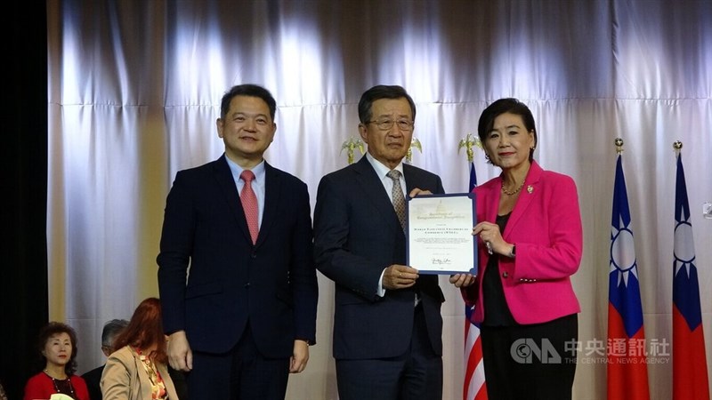 駐ロサンゼルス台北経済文化弁事処（総領事館に相当）で現地時間9日、ロサンゼルス一帯の山火事に対する台湾からの寄付に関連する活動が行われ、これに出席した米下院のジュディ・チュー議員（右）＝中央社記者林宏翰撮影