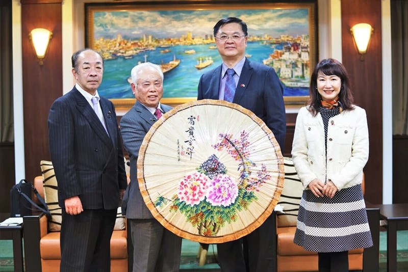 岐阜県美濃市の武藤鉄弘市長（左から2人目）に高雄市美濃区の「油紙傘」を贈る高雄市の羅達生副市長（右から2人目）＝2025年2月10日、高雄市（同市行政・国際処提供）