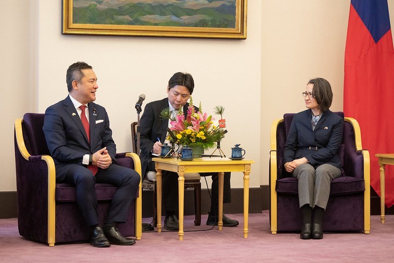 鈴木英敬衆院議員（左）と面会する蕭美琴副総統＝2025年2月10日、台北市（総統府提供）