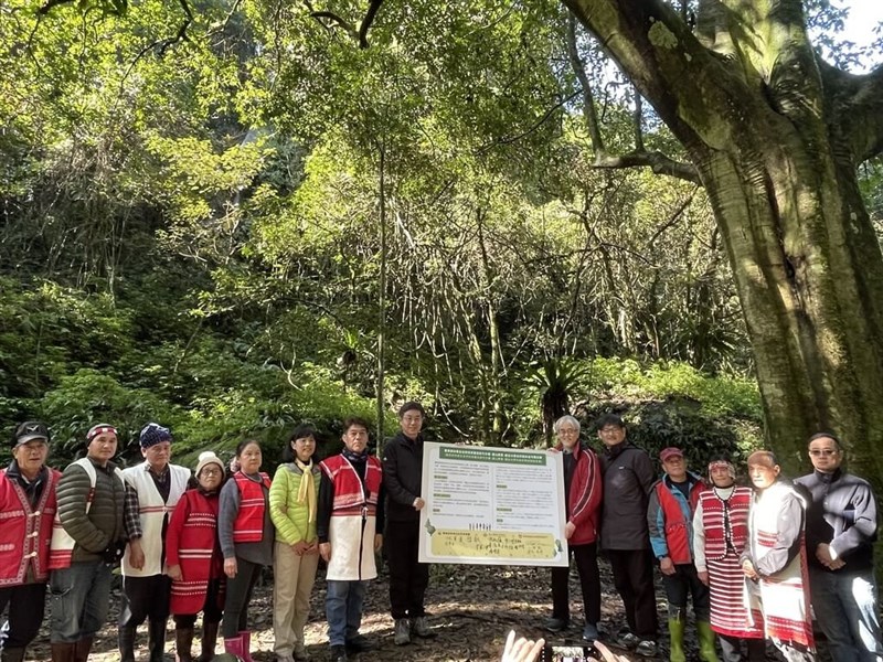 中部・苗栗県南庄郷にある原住民（先住民）族サイシャット族の森で10日、農業部（農業省）林業・自然保育署と同族の現地集落、「龍谷の森」と呼ばれる里山林を管理する龍谷大学（京都市）の3者による友好森林関係締結式が開催された＝同署提供