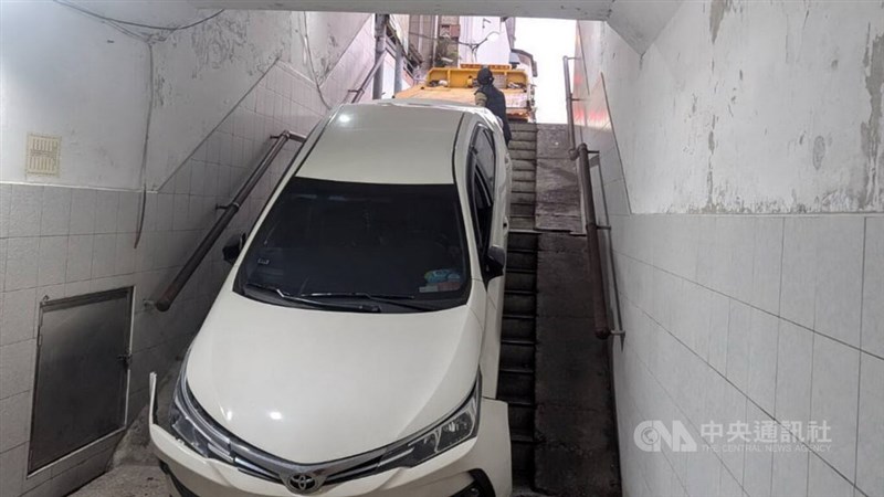 レッカー車の誤作動で階段から滑り落ちた乗用車＝新北市樹林区