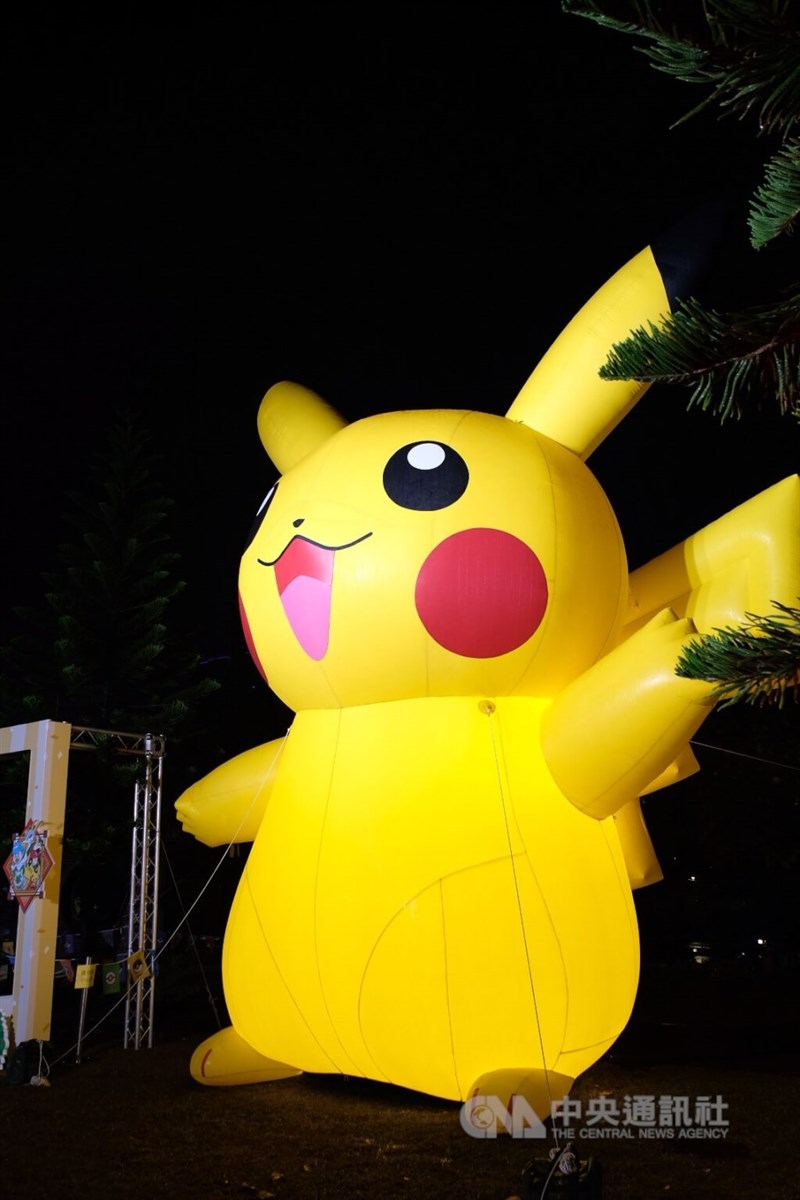 ポケモン「ピカチュウ」のバルーンは注目の的で、鑑賞する人が列をなしていた＝中央社記者呉睿騏撮影