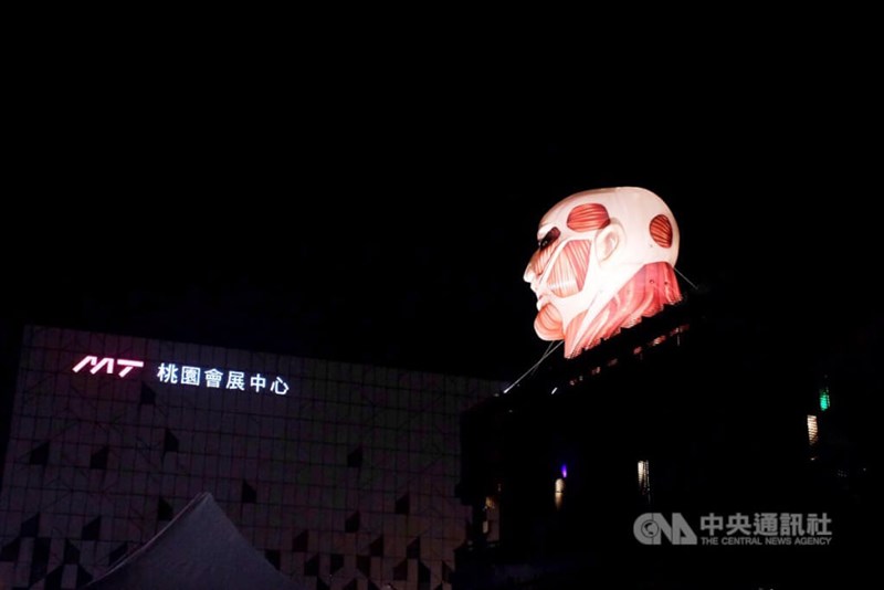 進撃の巨人の「超大型巨人」のバルーンは高さ9メートル、幅10メートルに及ぶ＝中央社記者呉睿騏撮影