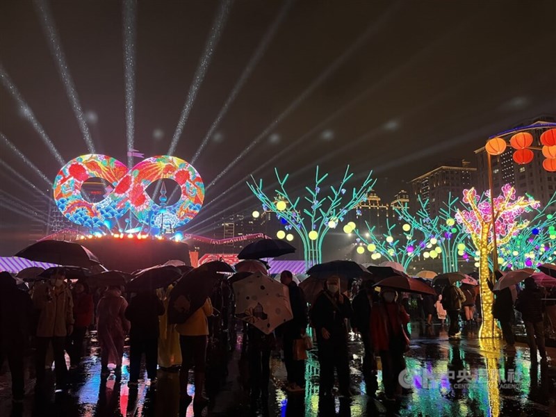 今年の干支（えと）の蛇や野球などの要素を取り入れたメインランタン（左側）＝中央社記者葉臻撮影