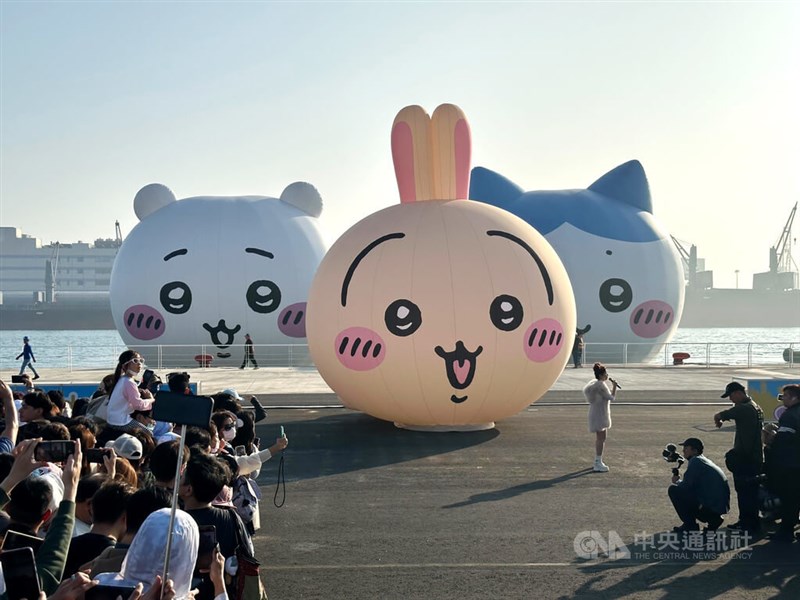 人気キャラクター「ちいかわ」をテーマに開催された「2025 Kaohsiung Wonderland」（高雄冬日遊楽園）が16日、幕を閉じた。閉幕イベントではちいかわのキャラクター3体が集合した＝2025年2月16日、中央社記者蔡孟妤撮影