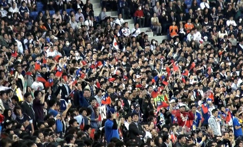 東京ドームで台湾を応援するファンら＝2013年3月8日、東京都の東京ドームで（中央社資料写真）