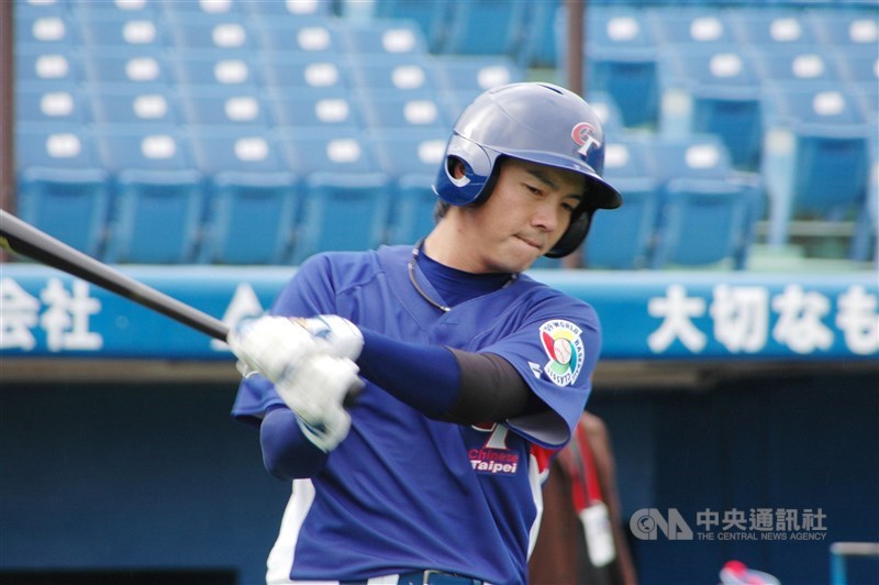 開幕を前に打撃練習をする、当時阪神の林威助野手＝2009年3月1日、東京都の神宮球場で（中央社資料写真）