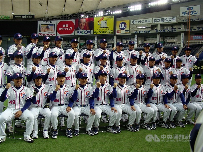 開幕前日に記念撮影を行う選手ら＝2006年3月2日、東京都の東京ドームで（中央社資料写真）