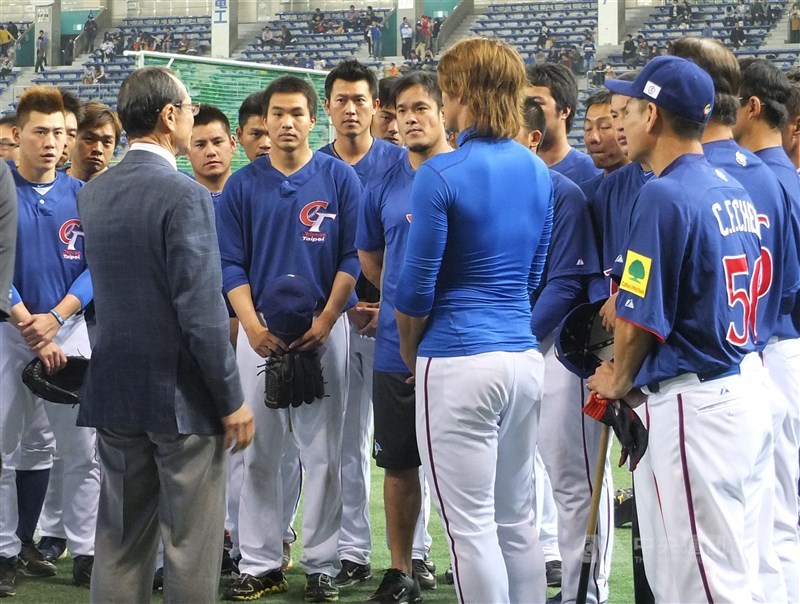 キューバ戦前の練習には王貞治氏（手前左）が訪れ、選手を激励した＝2013年3月9日、東京都の東京ドームで（中央社資料写真）