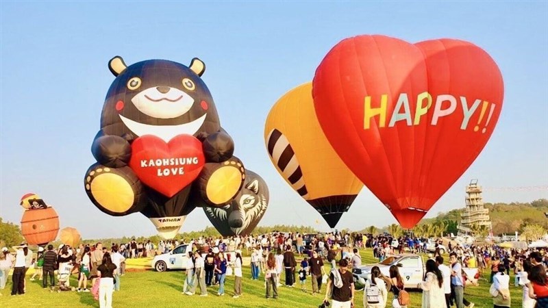 タイ・チェンライで開催されたイベントで打ち上げられた高雄市のマスコットキャラクター「高雄熊」の熱気球＝高雄市政府観光局提供