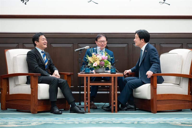 国民民主党の玉木雄一郎代表（左）と歓談する頼清徳総統（右）＝2月24日、台北市（総統府提供）