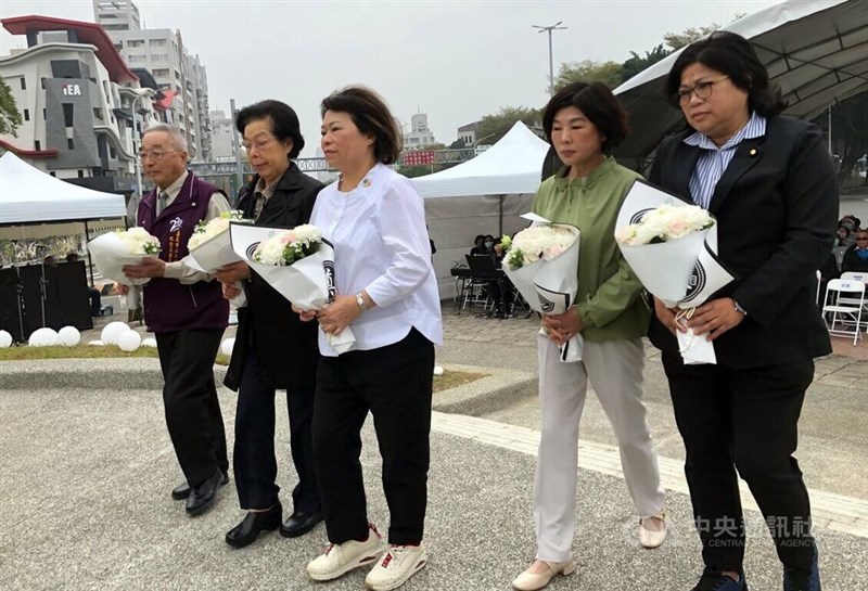 228記念碑に花を供える（左から）嘉義市二二八記念文教基金会の江栄森董事長、総統府の張博雅資政、黄敏慧嘉義市長ら＝2月26日、嘉義市