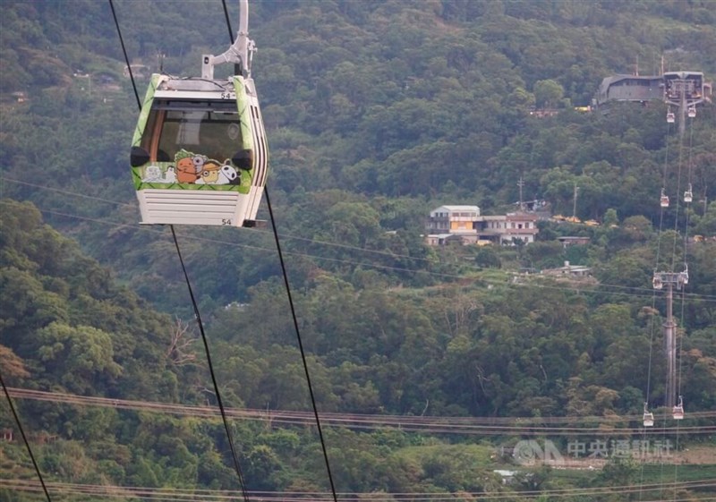 台北市文山区内を運行する猫空ロープウェイ＝中央社資料写真