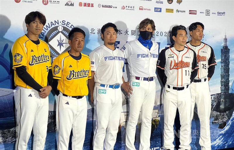 27日の記者会見に臨む日本ハムの新庄剛志監督（右から3人目）や中信の平野恵一監督（左から2人目）ら