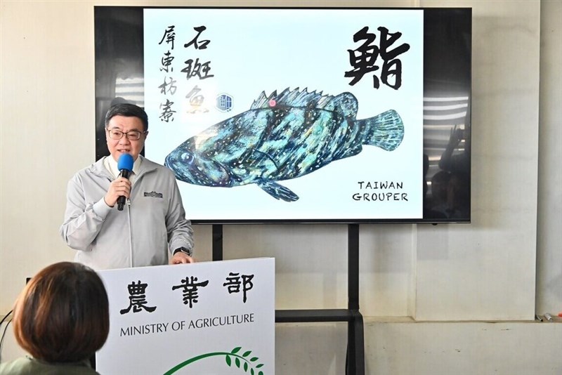 南部・屏東県内にある対日輸出向け「竜虎ハタ」の養殖場を視察し、あいさつする卓栄泰行政院長＝同院提供