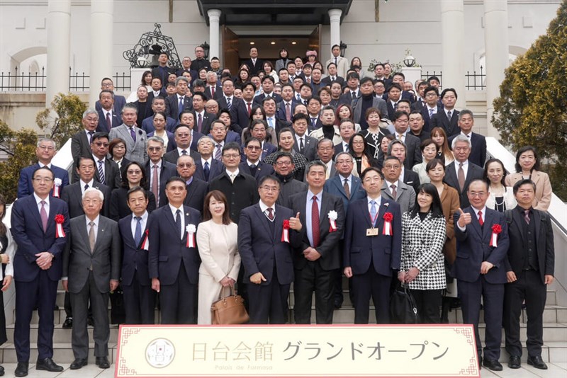 日台会館のオープン記念式典に出席した黄偉哲台南市長（手前中央、親指立てる人）＝同市政府提供