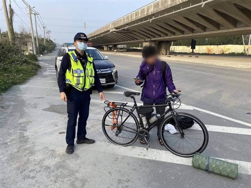 中部・雲林県で自転車で台湾一周の旅をしていた日本人男性が走行中にパンクして途方に暮れていたところ、通りかかった警察官の手助けにより旅を再開できた出来事があった。男性は台湾の人々の優しさに感動したと語った＝警察提供