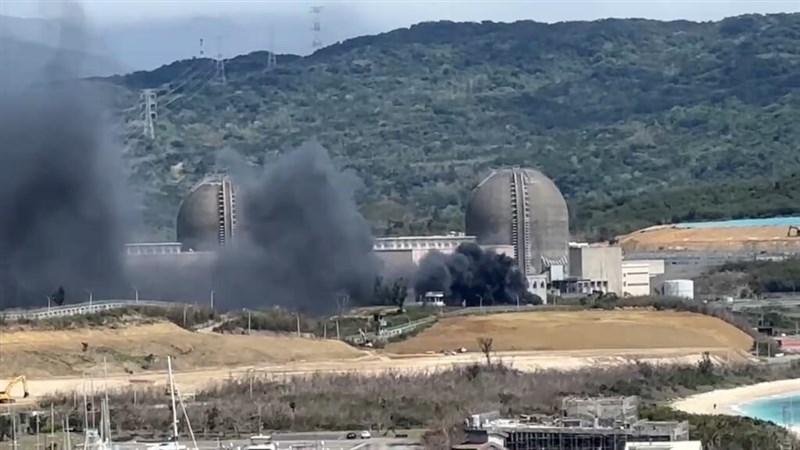 敷地内の冷却塔から出火があった台湾電力第3原発＝3月6日、屏東県（読者提供）