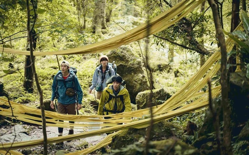 ホラー映画「山忌黄衣小飛俠」（The Yellow Taboo）で大学生役で主演する（左から）ジャスパー・リウ、アンジェラ・ユン、ツァオ・ヨウニン（威視電影提供）