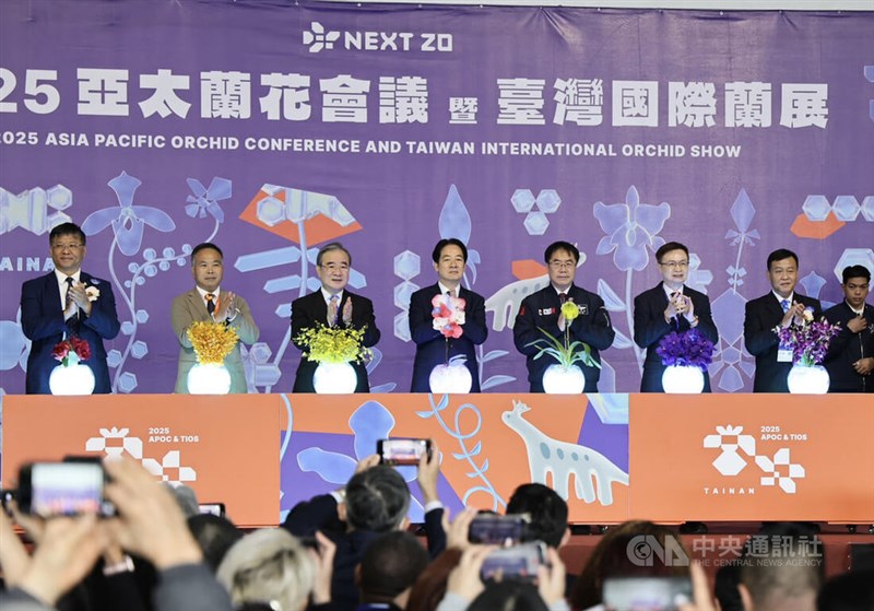 アジア太平洋蘭会議・台湾国際蘭展の開幕式に出席した頼清徳総統（左から4人目）＝3月7日、台南市