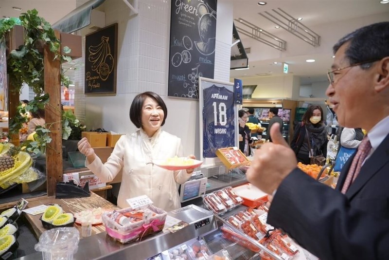 屏東県産果物の販売イベントでトップセールスを行う周春米県長＝3月7日、福岡市（同県政府提供）