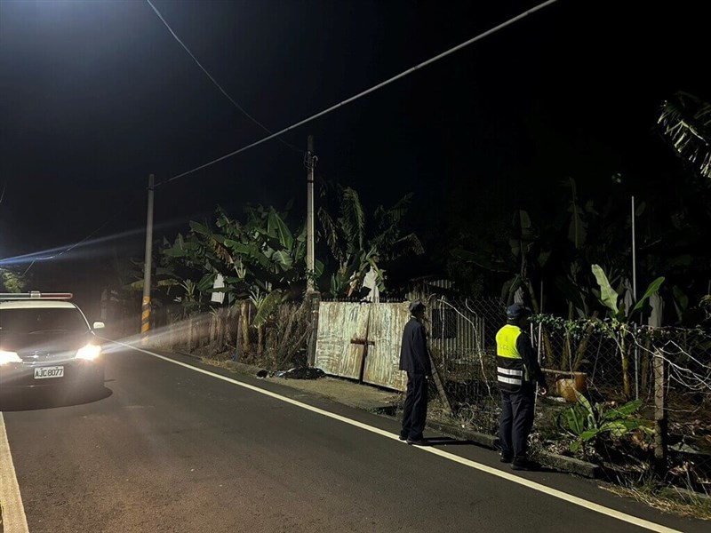 高雄市旗山区のバナナ園で窃盗を警戒する警察ら＝同市政府警察局旗山分局提供