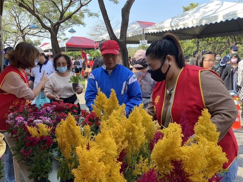 南部・屏東市の千禧公園で9日、植樹活動や苗木の無料配布が行われ、5000人超が足を運んだ＝同市公所（役所）提供