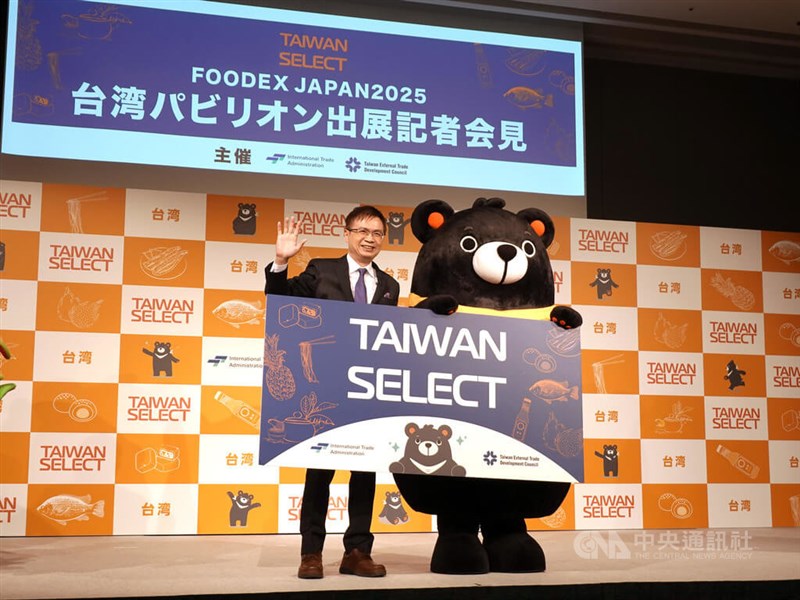 台湾の優れた食品や農産品を対象とした新ブランド「台湾セレクト」（TAIWAN SELECT）をPRする台湾貿易センターの黄志芳董事長（左）＝3月10日、東京都