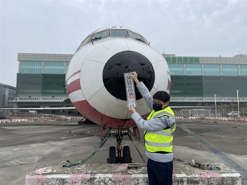 政府に差し押さえられたファーイースタン航空のMD83型機（行政執行署桃園分署提供）