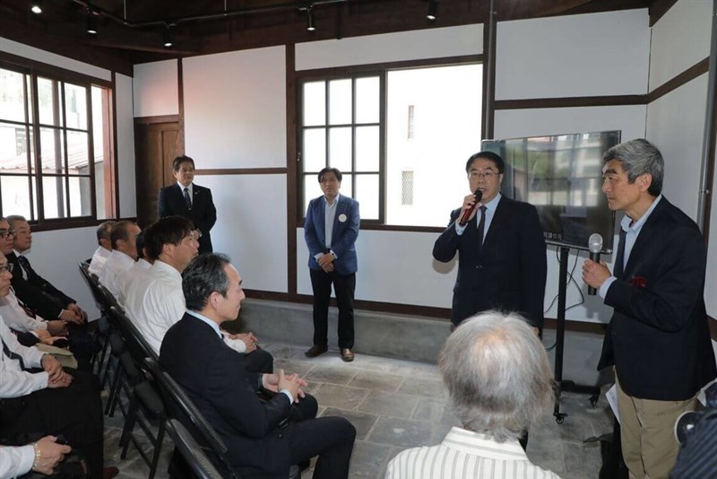 湯徳章の旧宅で湯をしのぶ台南市の黄偉哲市長（右から2人目）ら＝3月13日、台南市（同市政府提供）