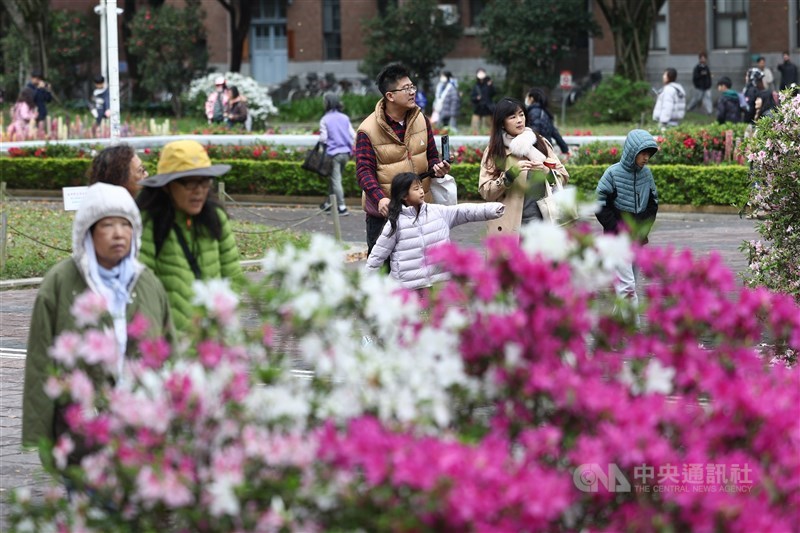 台湾大のキャンパス内でツツジを観賞する人々＝2025年3月16日、中央社記者王騰毅撮影