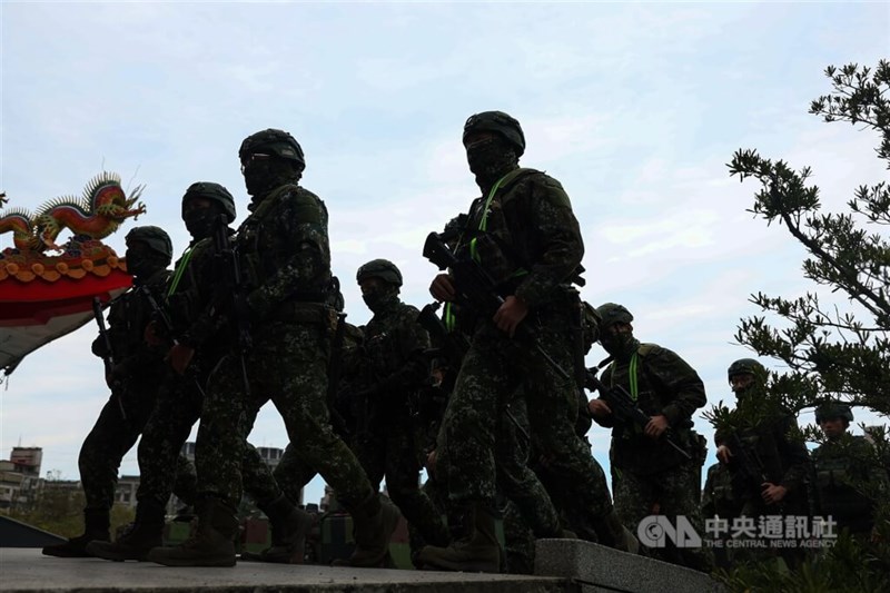 八里区内を銃を持って歩く兵士ら＝2025年3月18日、中央社記者王騰毅撮影