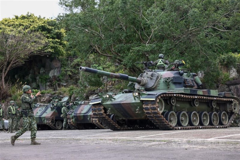 新北市八里区内での演習に参加したCM11戦車（右）＝2025年3月18日、中央社記者王騰毅撮影