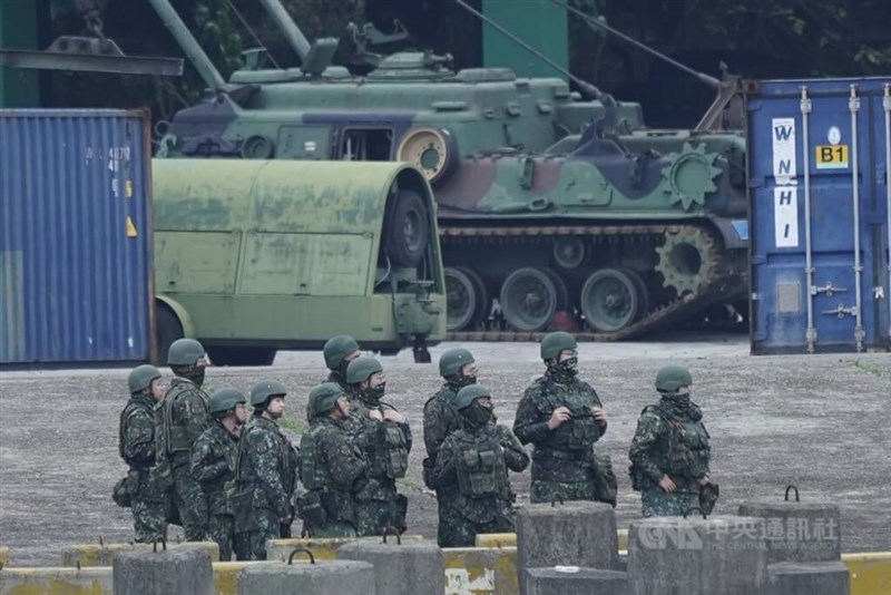 M3水陸両用自走架橋車の入水を見守る兵士ら＝2025年3月18日、中央社記者徐肇昌撮影