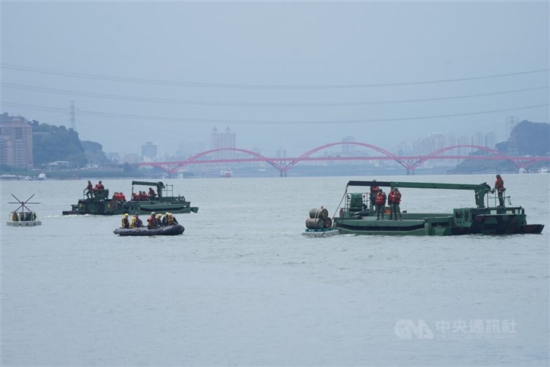 河口で演習を行う兵士ら＝2025年3月18日、中央社記者徐肇昌撮影