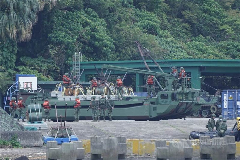 地上で整備を受けるM3水陸両用自走架橋車＝2025年3月18日、中央社記者徐肇昌撮影