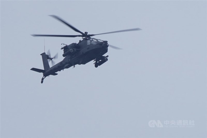 演習中に上空を旋回した攻撃ヘリコプターAH64E「アパッチ」＝2025年3月18日、中央社記者徐肇昌撮影