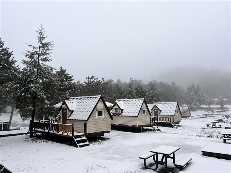 中部・台中市和平区のレジャー施設「福寿山農場」では小屋や木々に雪が積もり、おとぎ話のような世界が広がった＝福寿山農場提供