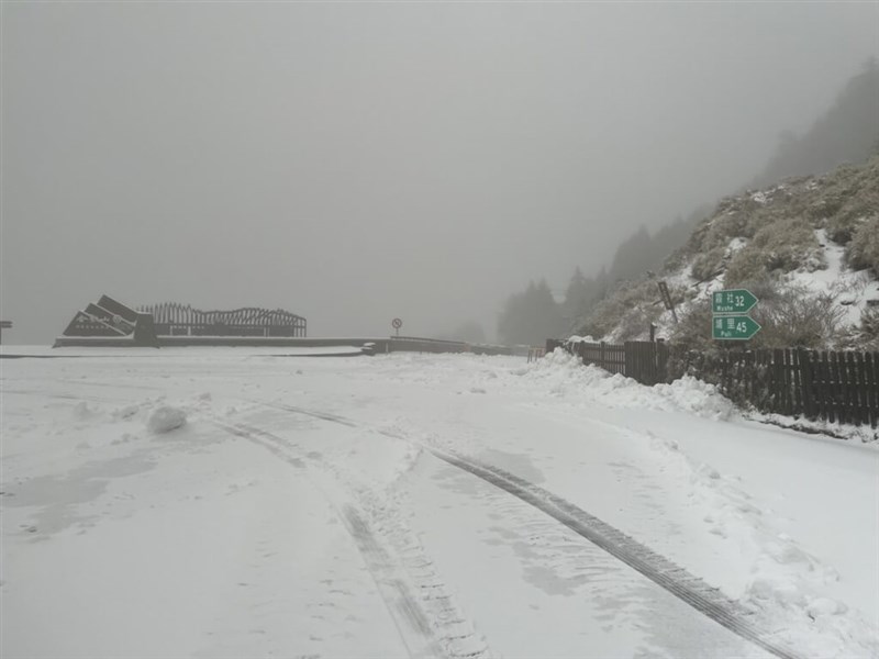 南投県の合歓山でも道路に雪が降り積もった＝農業部林業・自然保育署南投分署提供