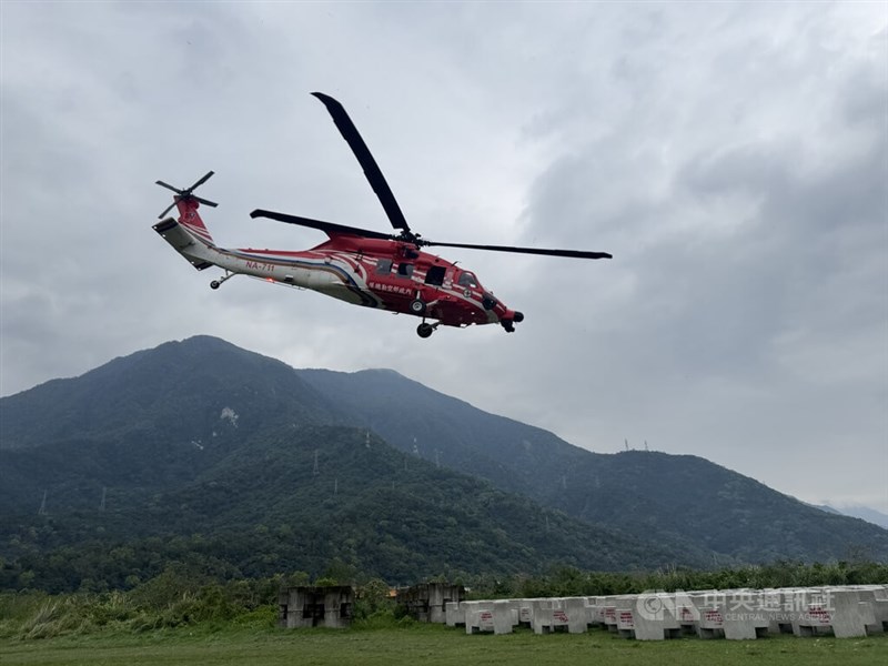 山岳遭難者の救助に当たるヘリコプター=2025年3月20日、中央社記者張祈撮影