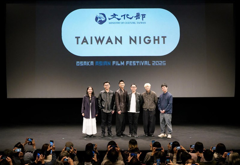 第20回大阪アジアン映画祭で21日、同映画祭に作品を出品した台湾の映画監督らが集結するイベント「TAIWAN NIGHT」が開かれた。コンペティション部門にノミネートされた「イェンとアイリ―」（小雁与呉愛麗）のトム・リン（林書宇）監督（右から3人目）らが出席した＝台北駐日経済文化代表処台湾文化センター提供