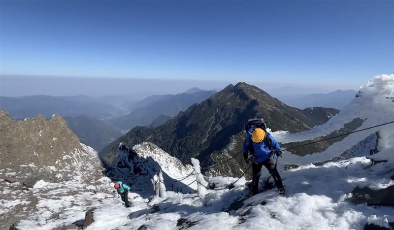 谷に滑落した登山者の捜索に当たる救助隊員ら＝3月23日、南投県（玉山国家公園管理処提供）