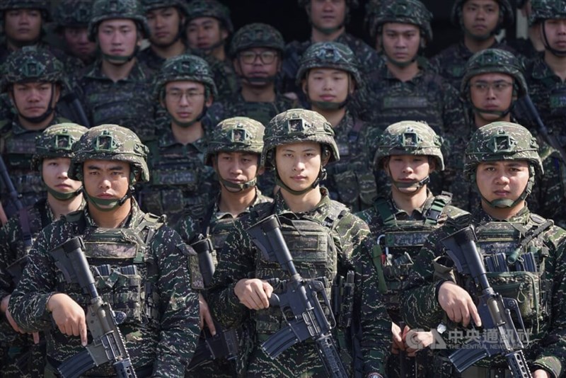 台北松山空港内に配備された海軍陸戦隊員ら＝3月21日、台北市