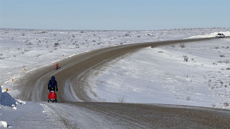 地平線まで続く極寒の大地を、そりを引いて進む=陳彦博さん提供