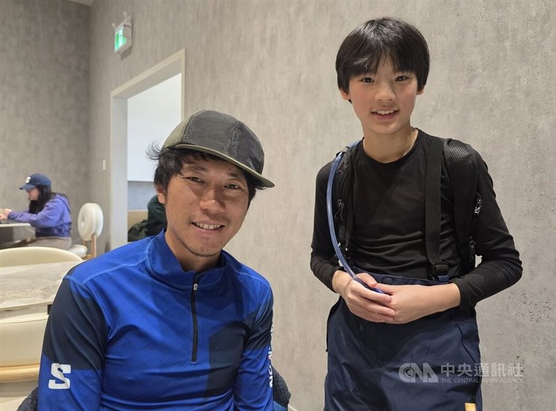 バンクーバーで子供のファンと接する陳彦博さん(左)=中央社記者程愛芬撮影