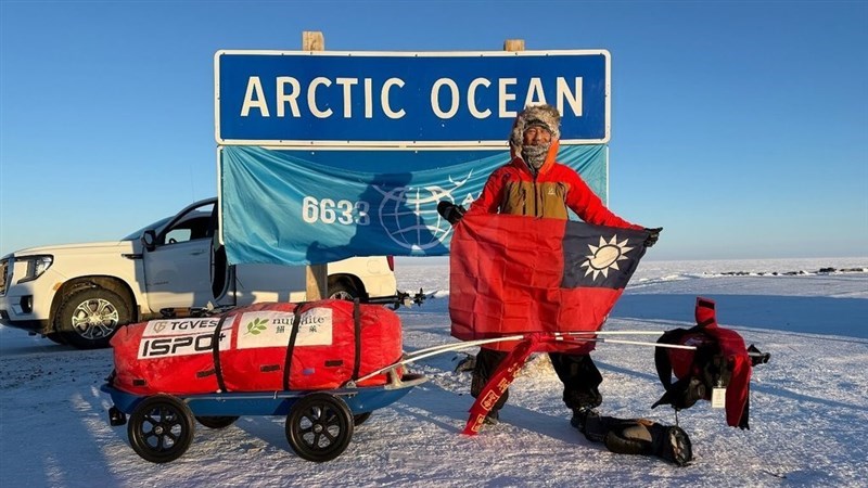 ゴール地点で国旗を広げる陳彦博さん=本人提供
